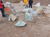"Sprengen" zerkleinern von Steinen, Gestein, Beton und Fundament